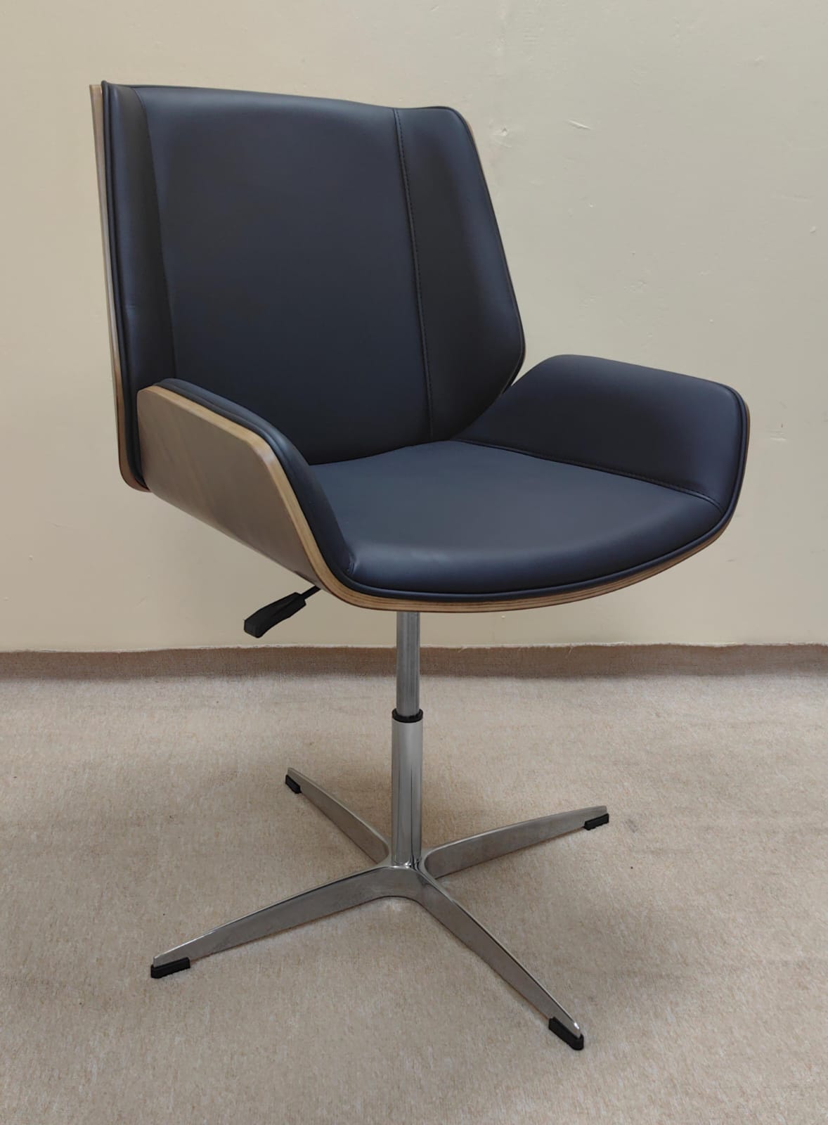 Medium Back Visitor Chair IH-MR04M – Black & Walnut PU Seat | Office Furniture Dubai Abu Dhabi