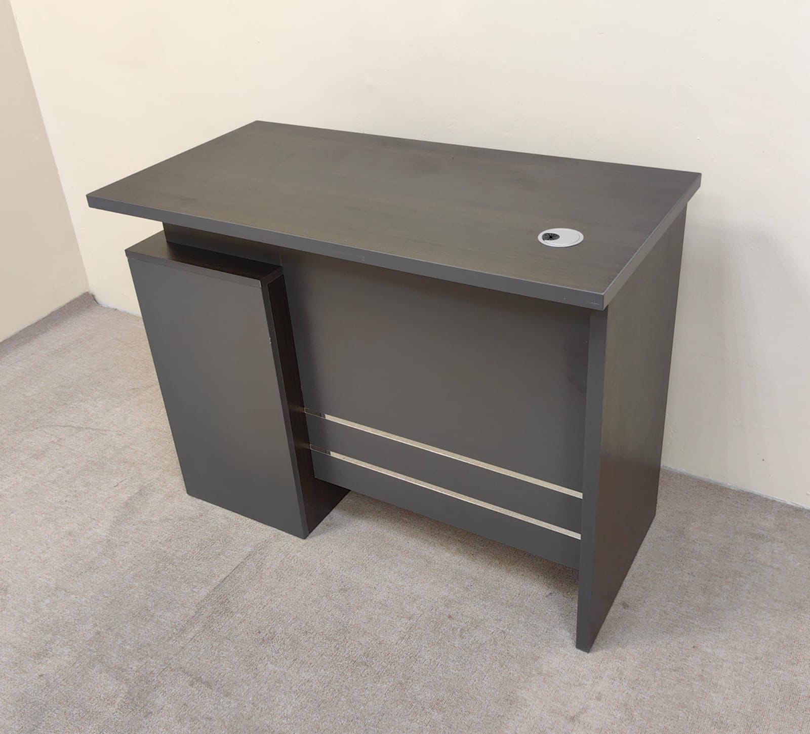 IH 5010 Executive Office Table 1.0M with Ergonomic Chair and Laptop – Office Furniture UAE